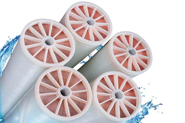 反滲透膜失效了是什么原因?qū)е碌?/></p><p><br/></p><p>　　2、對于反滲透膜的維護不當造成堵塞</p><p>　　反滲透設備都會有多重的過濾，前幾級對于反滲透膜有著保護的作用，但如果維護不到位，就會有很多的雜質(zhì)進入到反滲透膜，造成了污堵，出現(xiàn)損壞，所以要經(jīng)常的進行維護。</p><p>　　3、長期的停用也會損壞反滲透膜</p><p>　　在長時間停用，超過一個月以上，反滲透膜就會出現(xiàn)干裂，而且就算是停用，設備中也還會有水分存在，長期的呆在設備中，就會滋生細菌，污染膜片。</p><p>　　通過上面對反滲透膜失效了是什么原因?qū)е碌慕榻B，我們已經(jīng)有了了解，通過上面的介紹我們也可以發(fā)現(xiàn)，正確的使用與保養(yǎng)反滲透膜是非常重要的，并且在選擇時不能貪圖便宜，要選擇正規(guī)廠家生產(chǎn)的產(chǎn)品，選擇可以信賴的銷售商，買到好的反滲透膜產(chǎn)品。</p><p><br/></p>                    </div>
                    <div   id=